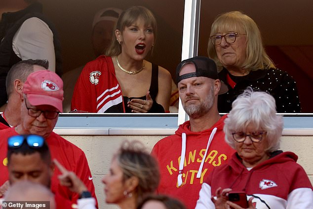 Taylor Swift kam am Donnerstagabend in Arrowhead an und nahm neben Travis Kelces Mutter Donna Platz