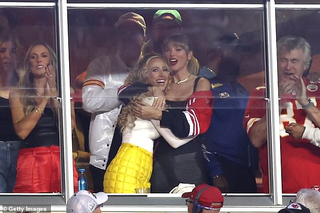 Brittany Mahomes und Taylor Swift feiern in der ersten Hälfte des Spiels Chiefs-Broncos