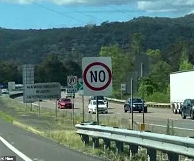 Dutzende Geschwindigkeitsschilder entlang des Pacific Highway und der M1 zwischen Hornsby und Newcastle wurden am Sonntag mit der Aufschrift „NO“ anstelle von 110 unkenntlich gemacht (im Bild)