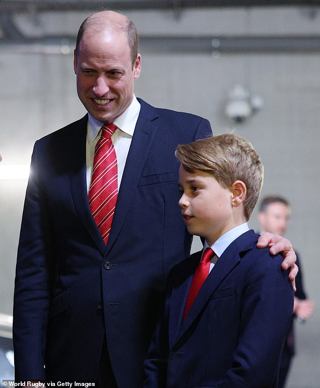 Prinz William und Prinz George beim Viertelfinalspiel der Rugby-Weltmeisterschaft Frankreich 2023 zwischen Wales und Argentinien am 14. Oktober 2023
