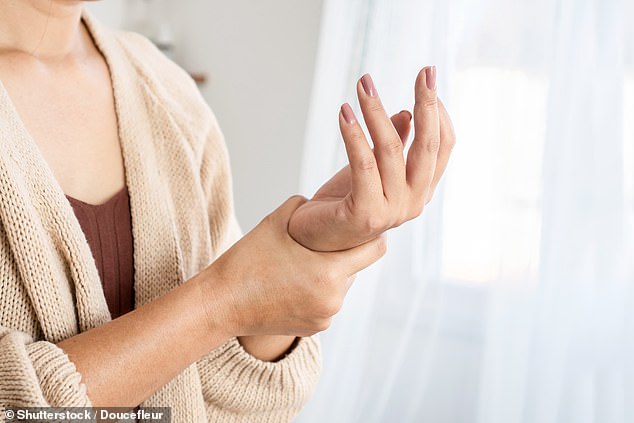 Schwedische Experten sagen, dass die Mandelentfernung mit einem um 30 Prozent erhöhten Risiko für die Entwicklung von Arthritis im Alter verbunden sei (Archivbild)