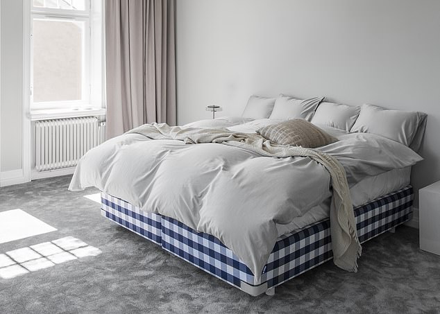Der schwedische Bettenhändler Hästens vermarktet seine handgefertigten Betten (oben), die er als „Schlafinstrumente“ bezeichnet, im oberen Preissegment für 542.600 £ (660.000 $).