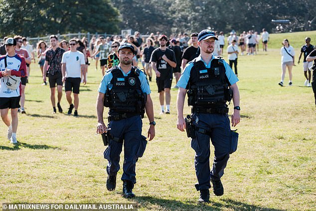 Die Polizei von NSW hat zwei Erklärungen veröffentlicht, in denen die Beamten erklärten, dass beide Männer nicht beim Knockout-Festival gestorben seien (im Bild: Polizei beim Listen Out in Sydney am Samstag).
