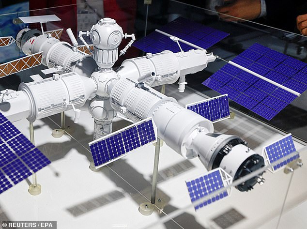 Vor etwas mehr als einem Jahr zeigte die russische Raumfahrtbehörde Roskosmos ein Modell der geplanten neuen Raumstation des Landes (siehe oben), die in ihrer ersten Phase aus vier Modulen bestehen wird