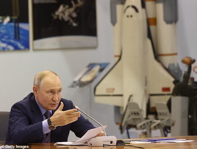 Das erste Modul von Russlands neuer orbitaler Raumstation – ein Zeichen der düsteren und weniger kooperativen neuen Ära im Weltraum, die auf das Ende der Internationalen Raumstation (ISS) im Jahr 2030 folgen soll – werde im Jahr 2027 starten, sagte Putin am Donnerstag gegenüber Vertretern der Raumfahrtindustrie eine im Fernsehen übertragene Sitzung