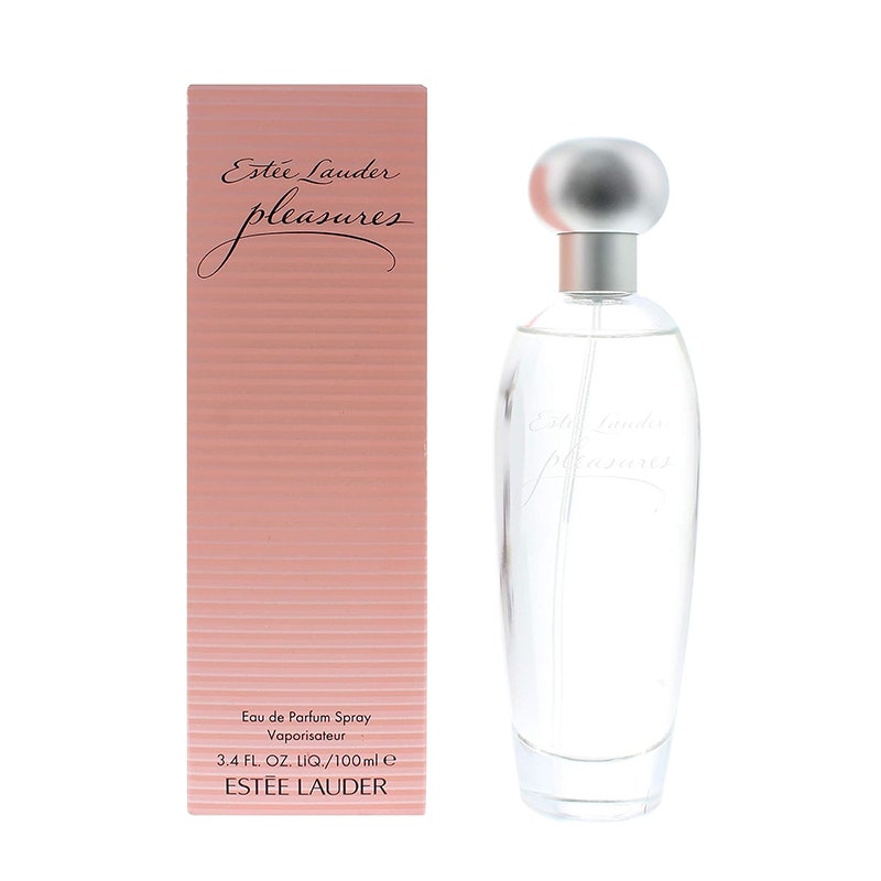 Estée Lauder Pleasures Eau de Parfum: Eine Parfümflasche neben einer rosa Verpackungsschachtel auf weißem Hintergrund