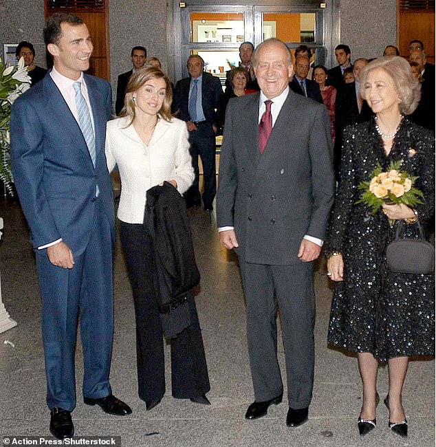 Quellen im Zarzuela-Palast teilten der spanischen Zeitung El País mit, dass Sofia König Felipe und Königin Letizia (zusammen mit Juan Carlos im Jahr 2003 abgebildet) nicht zu dem historischen Anlass begleiten werde – „um keine Unterschiede zu Juan Carlos I. zu machen“.