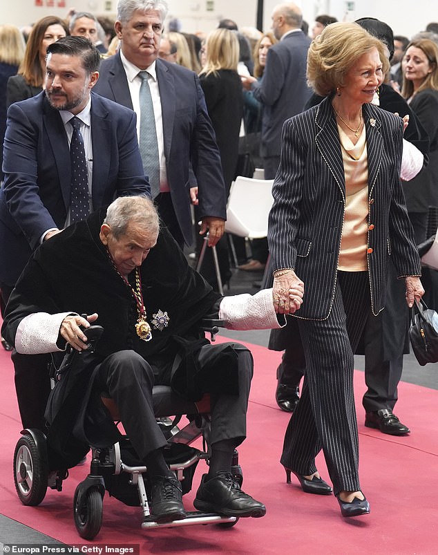 Der König und der 73-jährige Emilio, der aufgrund seines schlechten Gesundheitszustands eine Sauerstoffmaske und einen Rollstuhl benutzen muss, hielten sich beim Verlassen der Veranstaltung an den Händen