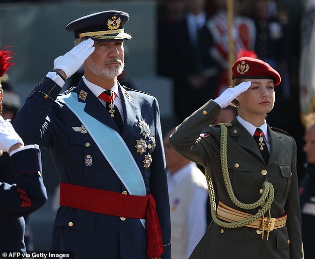 König Felipe und seine Tochter Prinzessin Leonor grüßen die Flagge während der Militärparade zum spanischen Nationalfeiertag diesen Monat in Madrid