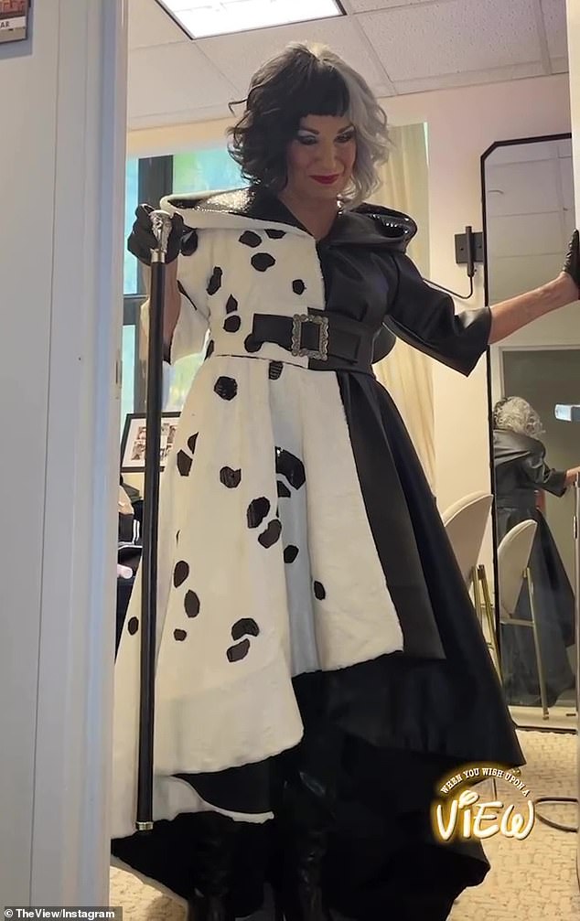 Antagonist: Joy, 81, schloss sich dem Spaß verkleidet als Cruella de Vil aus Cruella an