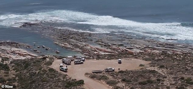 Nach dem Haiangriff am Dienstagmorgen sind Rettungskräfte am Granites Beach zu sehen