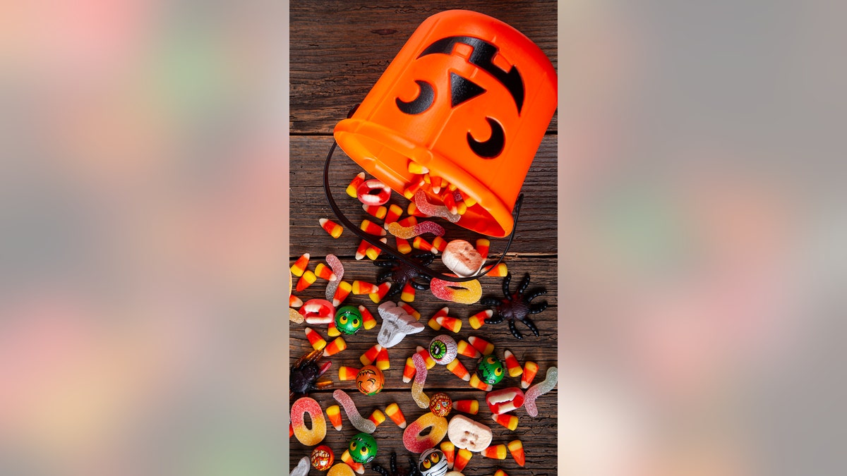 Halloween-Jack-o-Laterne mit Süßigkeiten