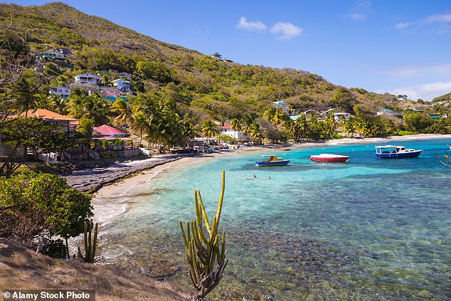Wählen Sie Bequia, wenn Sie einen Eindruck von der Karibik der alten Schule haben möchten.  Im Bild ist der Strand von Friendship Bay auf der Insel zu sehen
