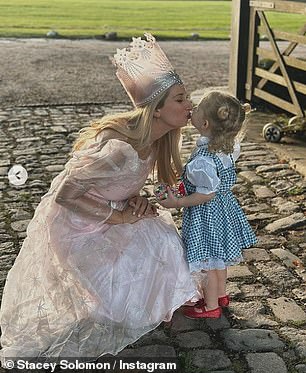 Niedlich: Die Mutter von fünf Kindern, 23, trug ein rosa Prinzessinnenkleid, als sie sich in Glinda, die „gute Hexe“, verwandelte, während Rose als Dorothy verkleidet war