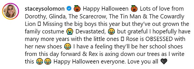 Neben den strahlenden Familienfotos schrieb Stacey auf Instagram: „Fröhliches Halloween.“  Viel Liebe von Dorothy, Glinda, der Vogelscheuche, dem Blechmann und dem feigen Löwen.‘