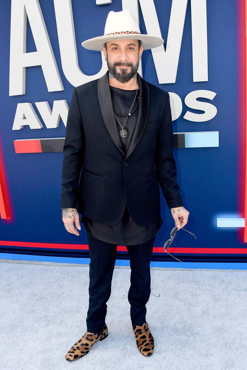 AJ McLean enthüllt, dass das Label „Backstreet Boys“ darum gekämpft hat, den Text in „I Want It That Way“ zu ändern