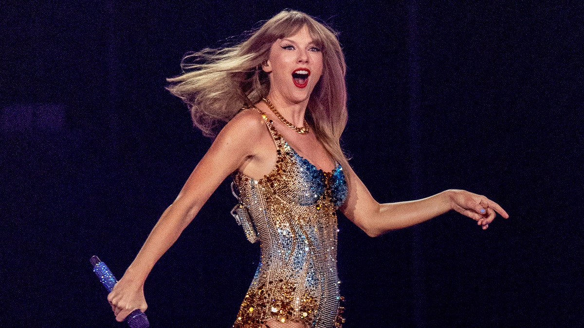 Taylor Swift trägt auf der Bühne einen glitzernden Body