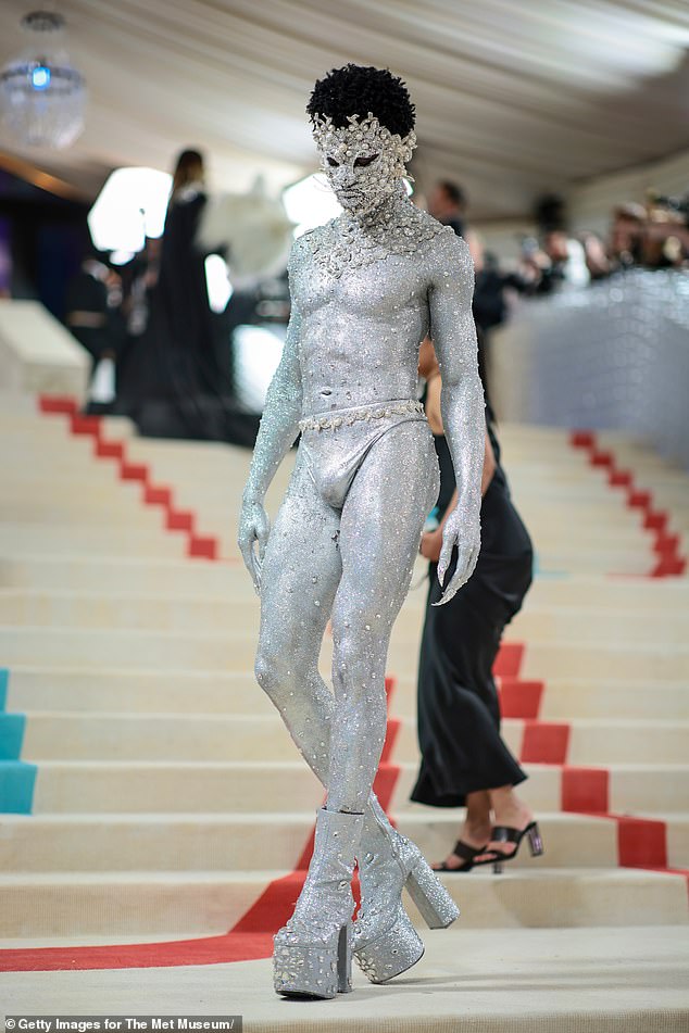 Wow: Der Star setzt mit seinen Outfits oft ein Statement und bedeckte für die Met Gala 2023 bekanntermaßen seinen gesamten Körper mit Silberfarbe und Kristallen