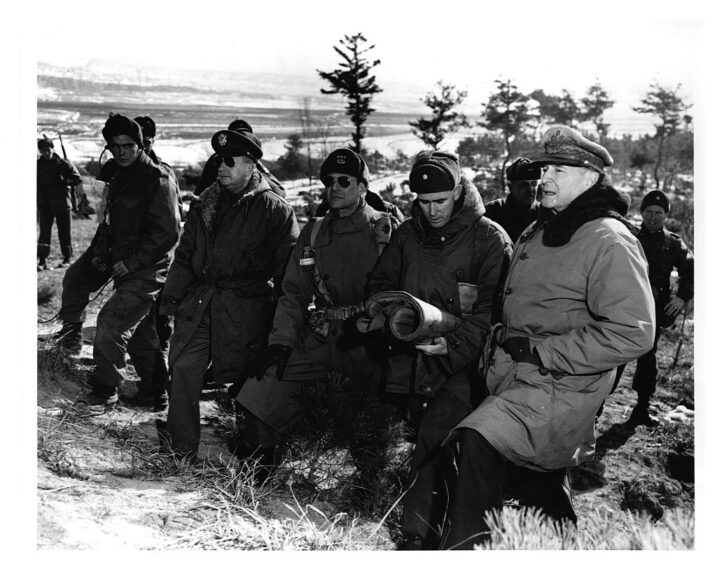 (Originalunterschrift): (Douglas MacArthur an der Front oberhalb von Suwon, Korea, begleitet von Courtney J. Whitney, Matthew B. Ridgway, William B. Kean und anderen.) Fotodruck von USASC, 28. Januar 1951 (Nr. SC 356736). ) Los 8755 (Foto von Library of Congress/Corbis/VCG über Getty Images)