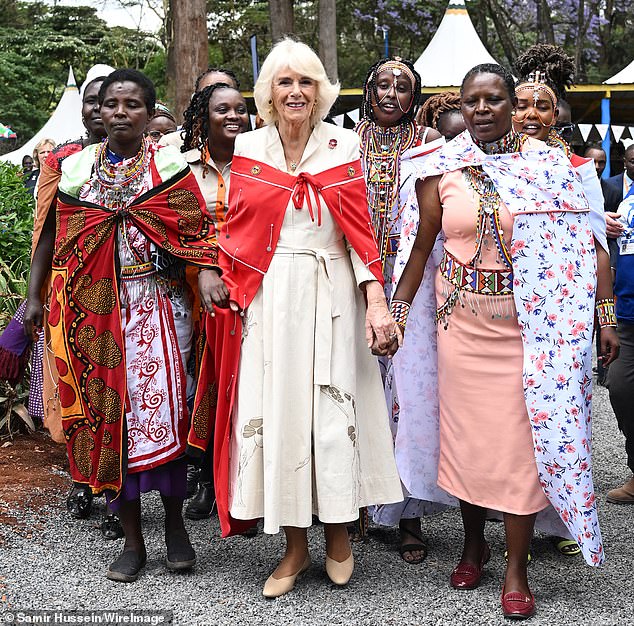 Gemeindemitglieder überreichten Königin Camilla heute bei der Kenya Society for the Protection and Care for Animals eine Shuka, ein besticktes Gewand.  Ihre Majestät ist oben in der besonderen Kleidung abgebildet