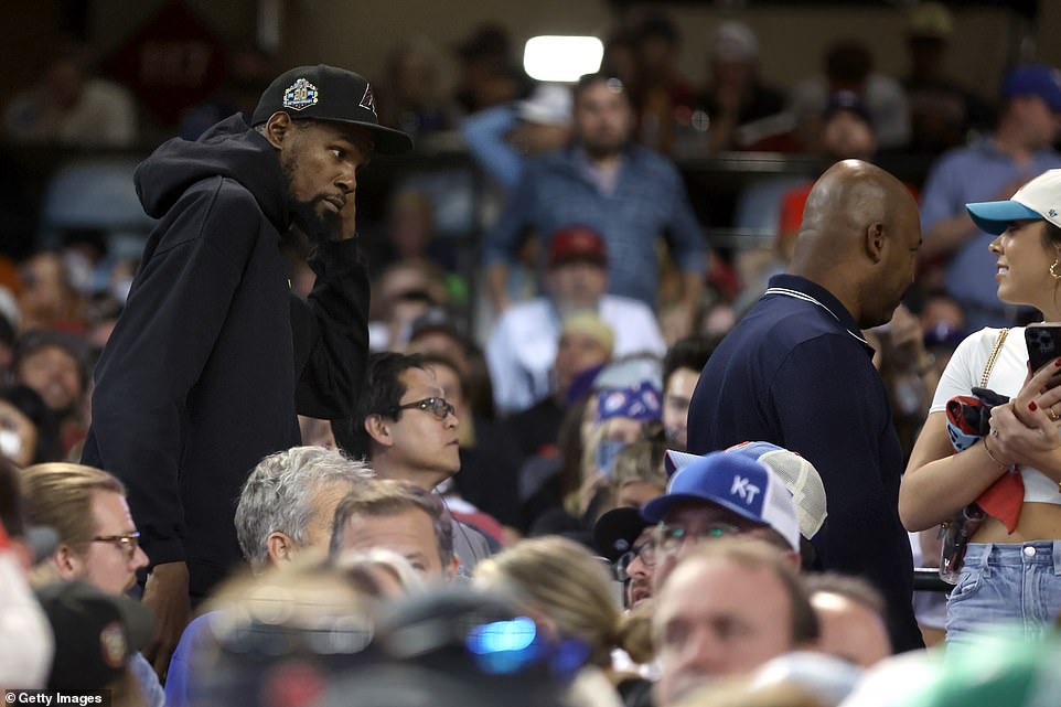 NBA-Superstar Kevin Durant sorgte in der Menge für Aufsehen, als er am Mittwoch zum fünften Spiel der World Series kam