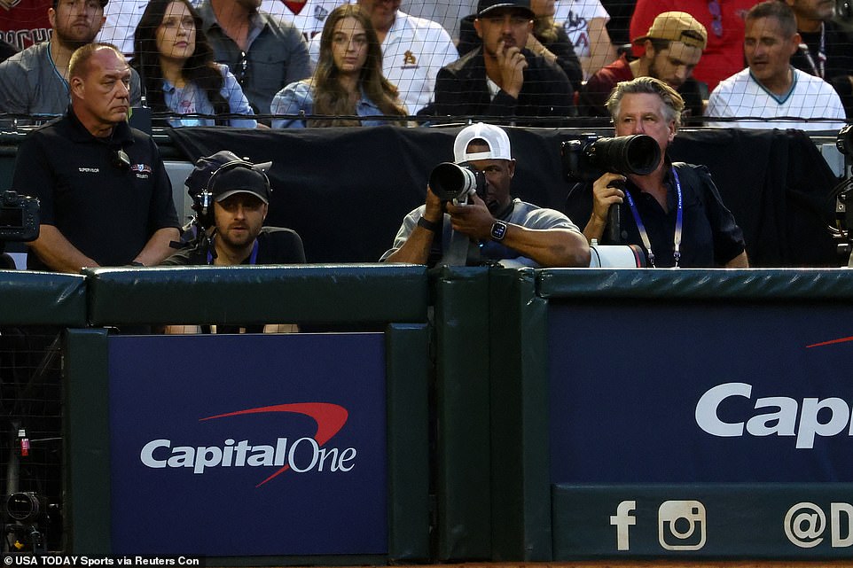 Der ehemalige Major-League-Baseballspieler Ken Griffey Jr. setzt seine zweite Karriere als Fotograf beim World Series-Spiel fort