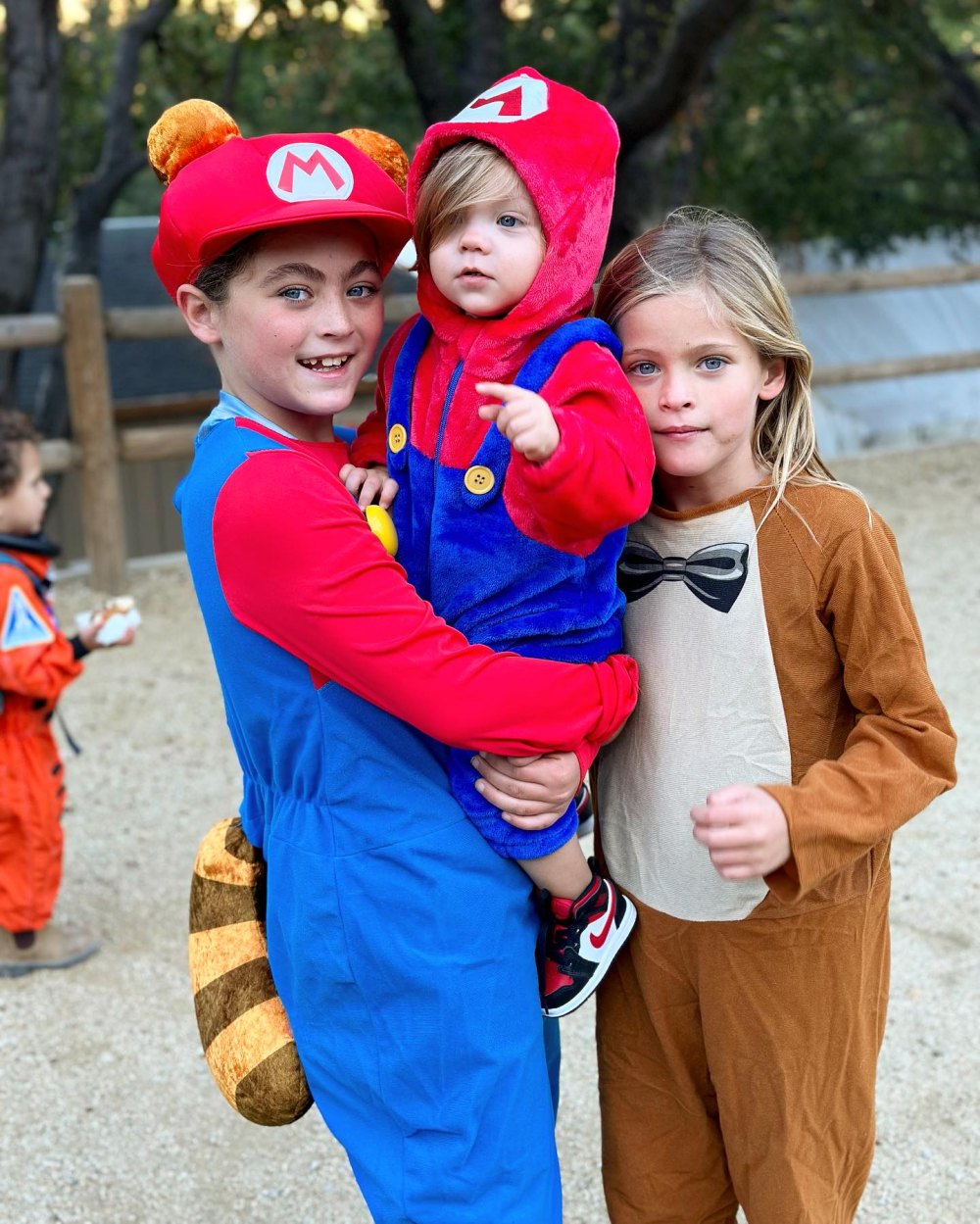 Brian Austin Greens Söhne Zane und Bodhi passen in Super Mario-Kostümen zusammen