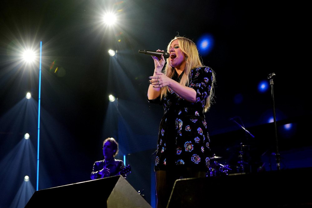 Kelly Clarkson enthüllt peinliche Garderobenstörung im Musikvideoset 754 von „Since U Been Gone“.