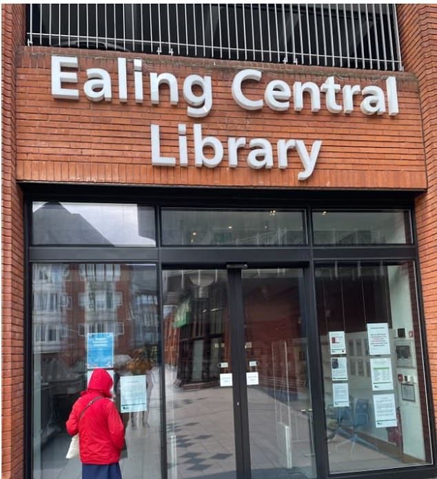 Der Ealing Council sagte, er habe die Polstermöbel in der Bibliothek entfernt, um sie einer chemischen Behandlung zu unterziehen