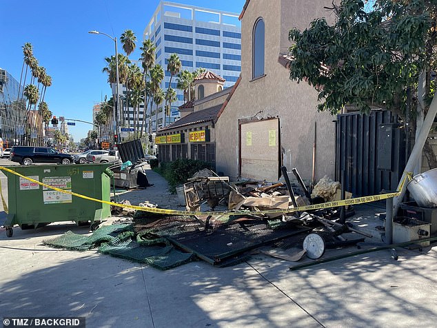Der Vorfall ereignete sich gegen 21 Uhr an der Kreuzung von La Brea Avenue und Hollywood Boulevard, als nach dem Verkehrsunfall Schäden und Trümmer mit gelben Absperrbändern abgesperrt wurden