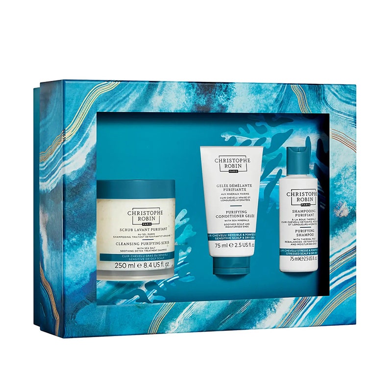 Christophe Robin New Hair Detox Ritual: Eine blaue Geschenkbox gefüllt mit drei Haarpflegeprodukten von Christophe Robin auf weißem Hintergrund