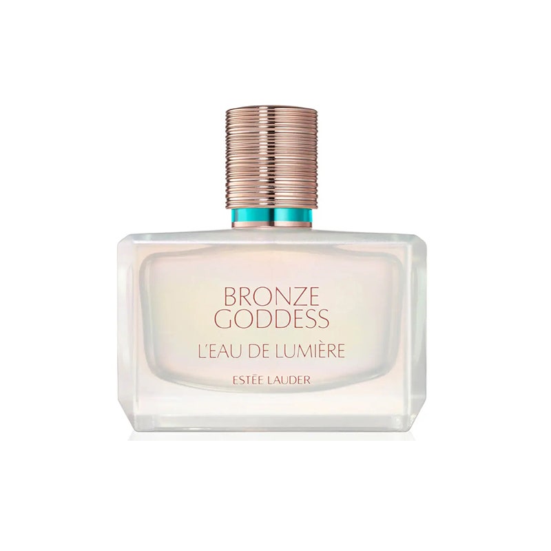 Estée Lauder Bronze Goddess L'Eau de Lumiere Eau de Parfum: Eine quadratische Parfümflasche mit goldenem Verschluss auf weißem Hintergrund