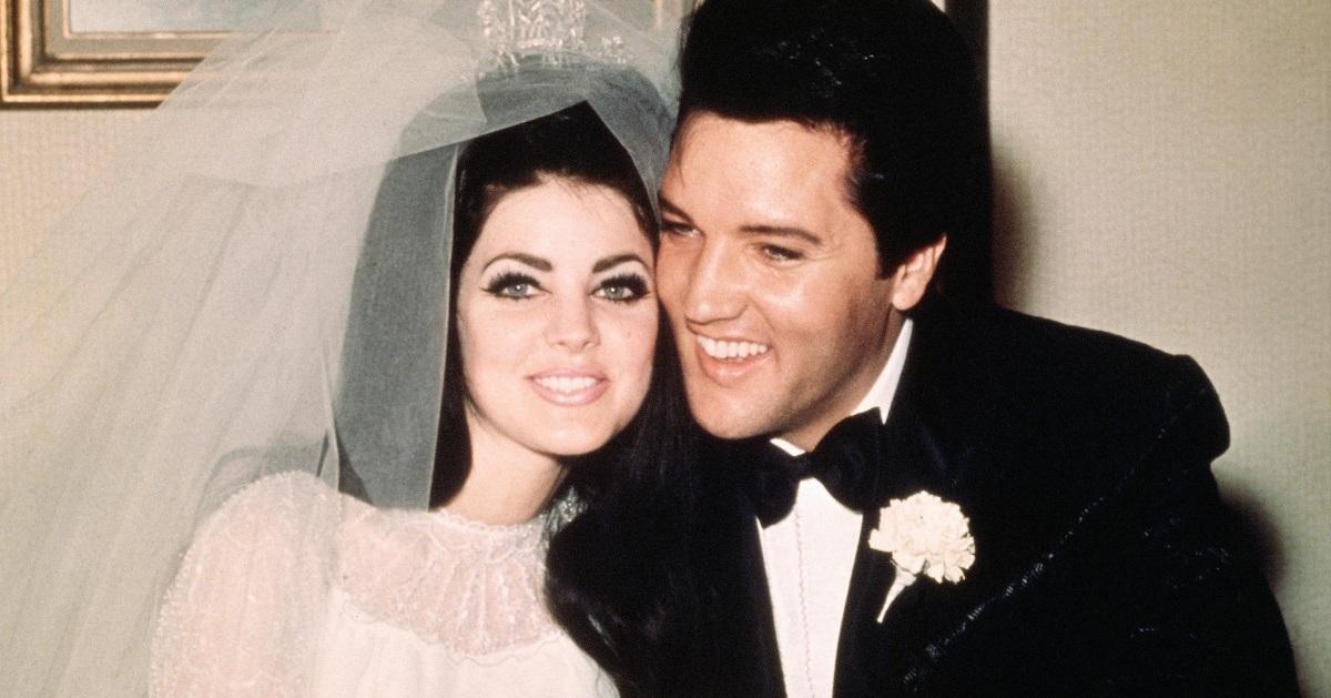 Elvis Presley sitzt nach ihrer Hochzeit Seite an Seite mit seiner Braut, der ehemaligen Priscilla Ann Beaulieu