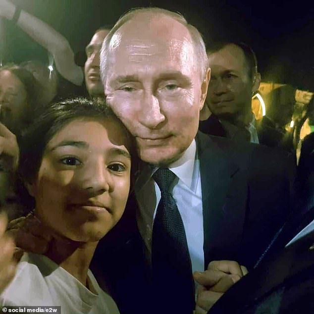 Beobachter sehen im veränderten Erscheinungsbild des Kreml-Machthabers im Laufe der Jahre einen möglichen Beweis dafür, dass er bei Engagements, die er entweder nicht eingehen will oder die er für zu gefährlich hält, jemand anderen als Stellvertreter einsetzt.  Im Juni kam es zu Spekulationen, als er in Derbent Selfies mit jungen Mädchen machte