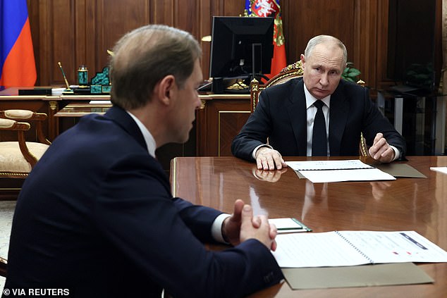 Der russische Präsident Wladimir Putin hört dem stellvertretenden Ministerpräsidenten und Minister für Industrie und Handel Denis Manturov während eines Treffens im Kreml in Moskau zu