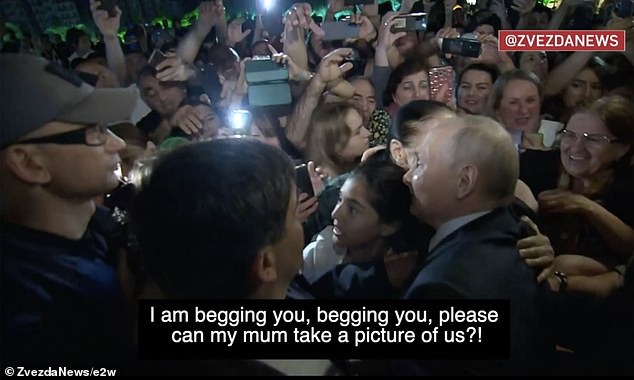Seit der Pandemie hat man Putin nicht mehr auf diese Weise gesehen, wie er Menschenmengen begrüßte