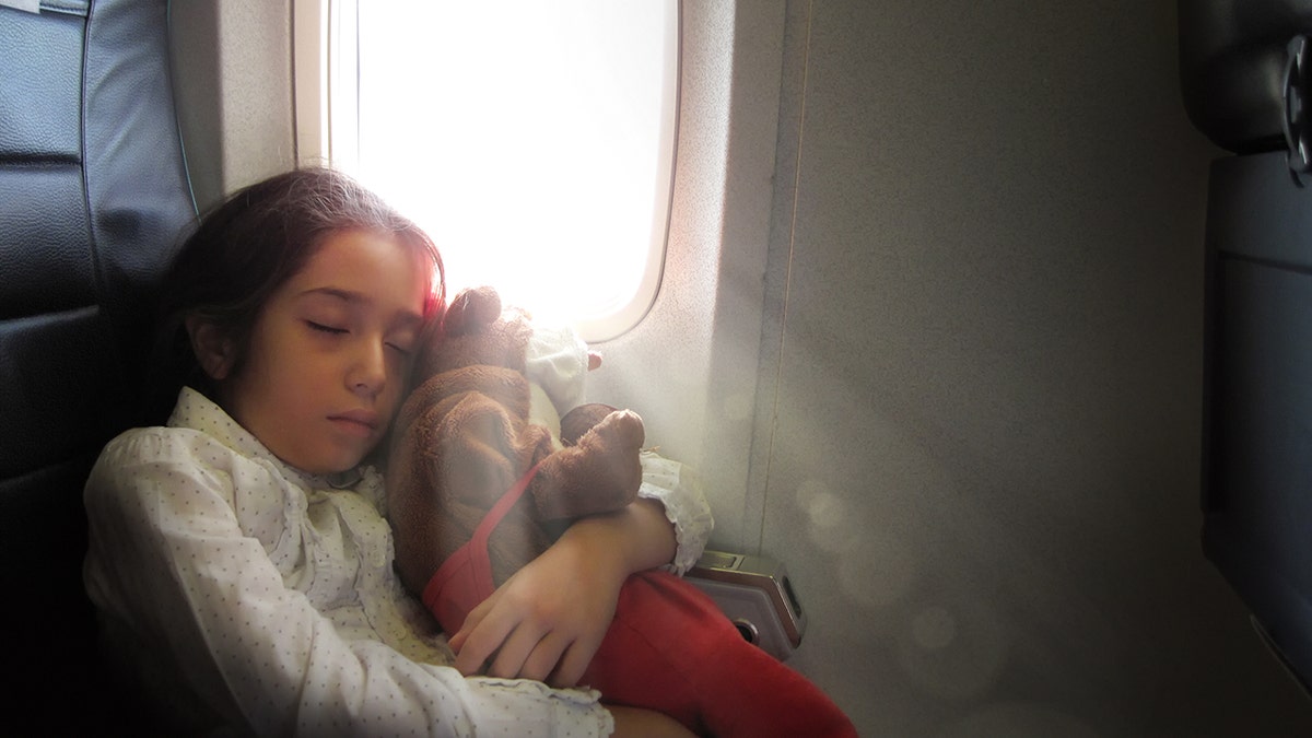 Kind schläft im Flugzeug