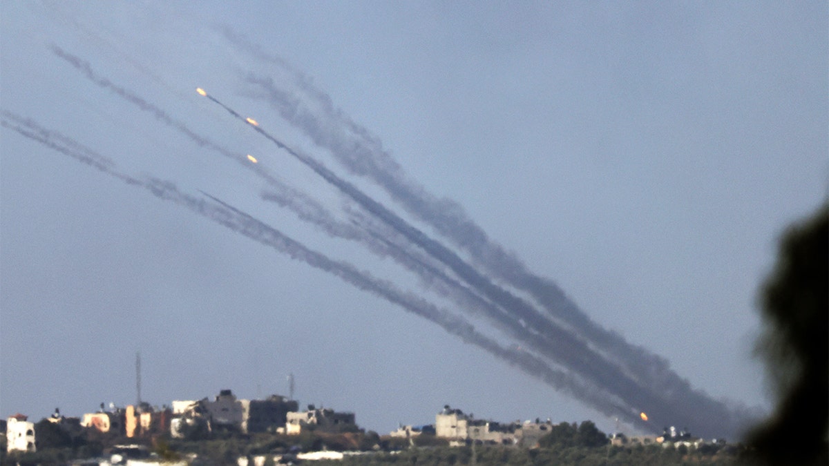 Raketen fliegen über Gaza in Richtung Israel