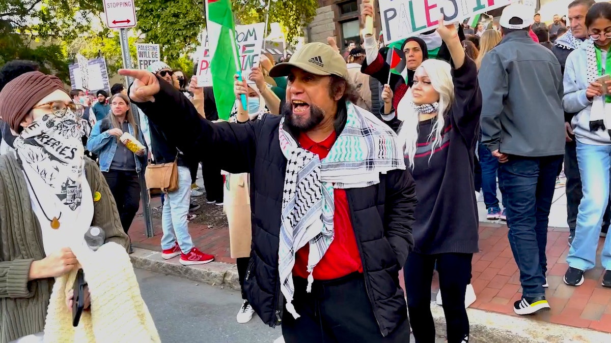 Demonstrant schreit auf israelischer Seite