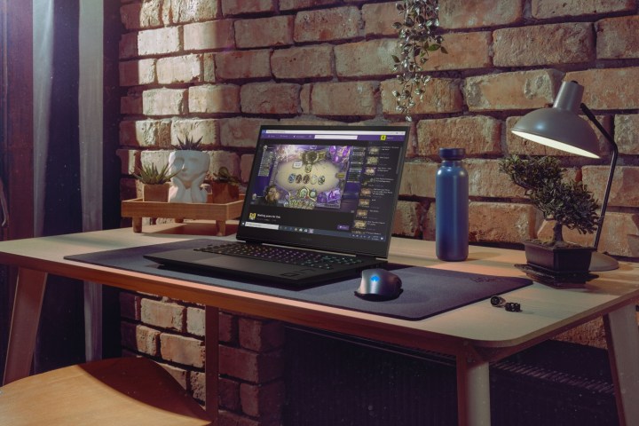 Der HP Omen 16 Gaming-Laptop auf einem Schreibtisch.