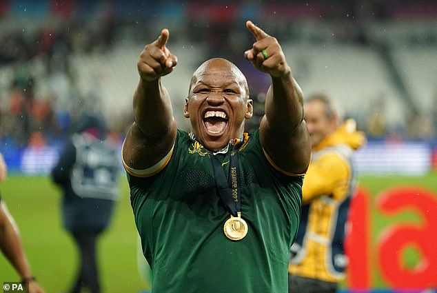 Mbonambi wurde für die Teilnahme am Rugby-Weltcup-Finale freigegeben, verletzte sich jedoch innerhalb weniger Minuten