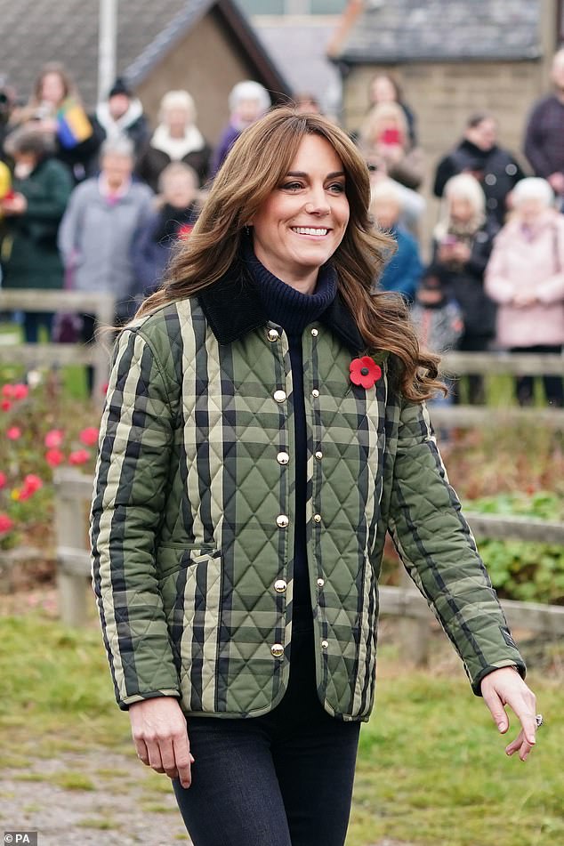 Kate, 41, trug eine auffällige Burberry-Jacke, darüber einen schwarzen Rollkragenpullover und indigofarbene Kick-Flare-Jeans