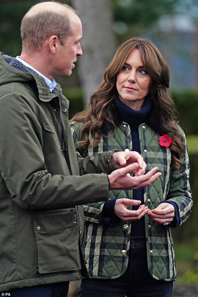 Kate fügte ihrer Jacke eine Mohnblume hinzu, als Zeichen des Respekts und der Erinnerung an diejenigen, die im Ersten Weltkrieg ihr Leben verloren haben