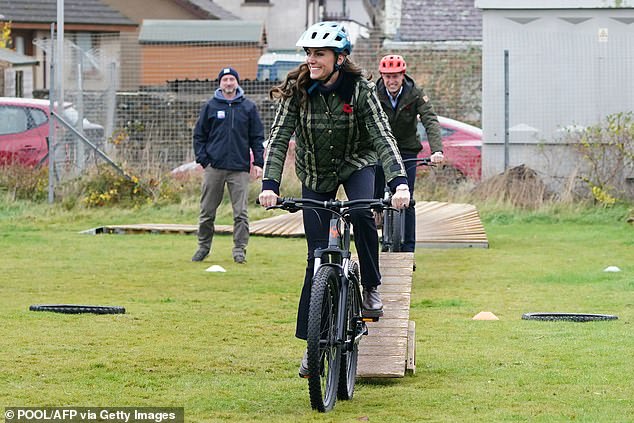 Die Prinzessin genoss eine Radtour während eines Besuchs bei Outfit Moray, einer preisgekrönten Wohltätigkeitsorganisation, die lebensverändernde Programme für junge Menschen anbietet