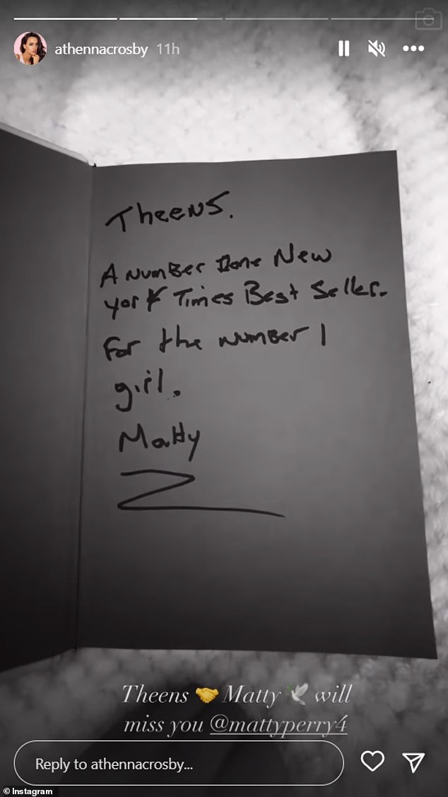 Crosby teilte auch ein kurzes Video, in dem sie eine Kopie von Perrys Memoiren öffnete, die er unterzeichnet hatte