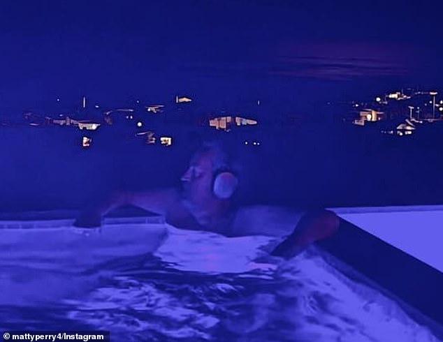 In seinem letzten Beitrag auf Instagram teilte der Star eindringliche Bilder von ihm in seinem Pool