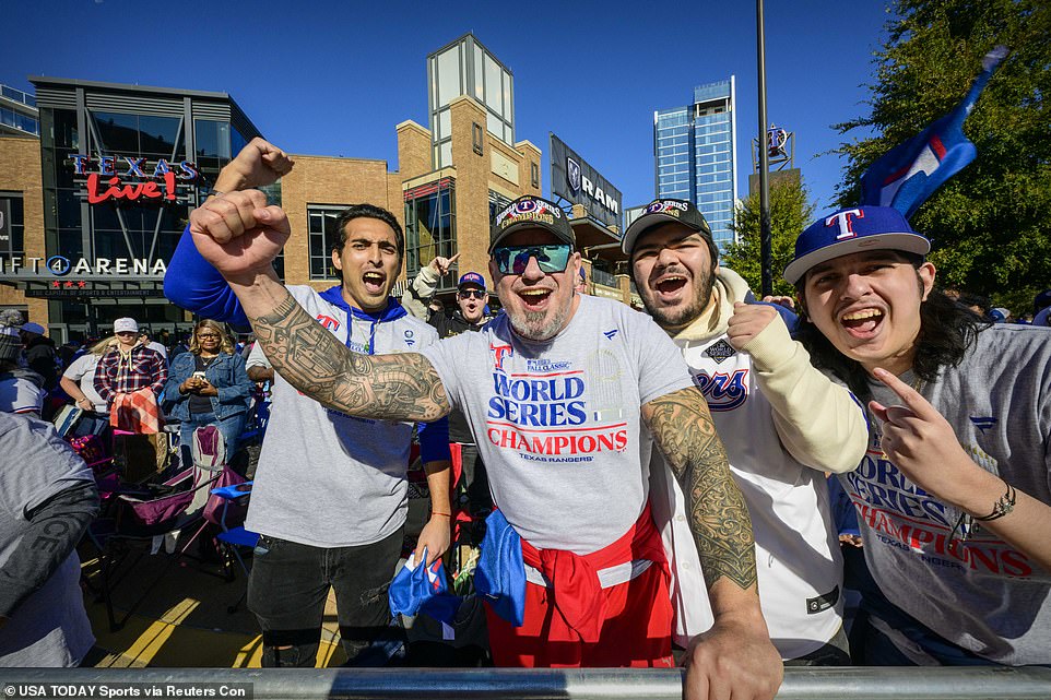 Fans der Texas Rangers stellen sich am Freitagnachmittag vor dem Globe Life Field auf, um den ersten World Series-Titel der Franchise zu feiern
