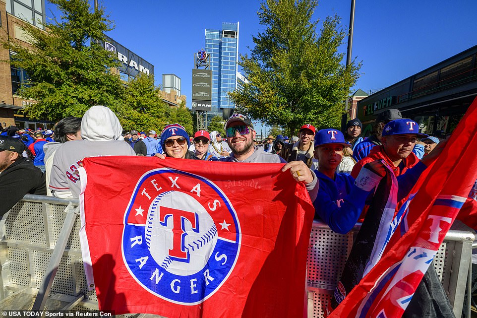 Die Rangers-Parade findet zwei Tage nach dem Sieg des Teams in der World Series in fünf Spielen gegen die Arizona Diamondbacks statt