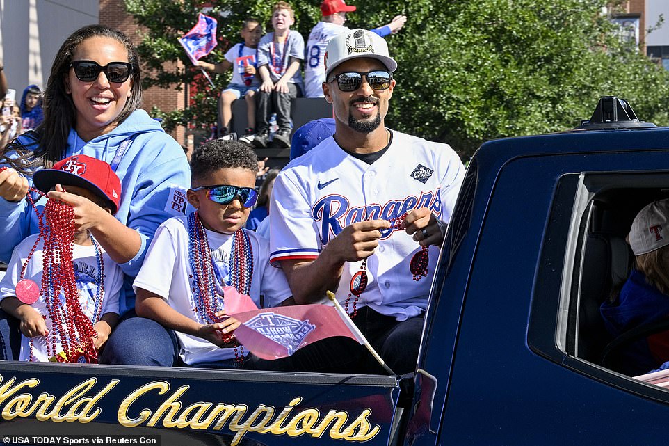 Rangers-Shortstop Marcus Semien mit seiner Frau und seinen Kindern während der Parade.  Siemens hatte 4 Runs gegen die Diamondbacks