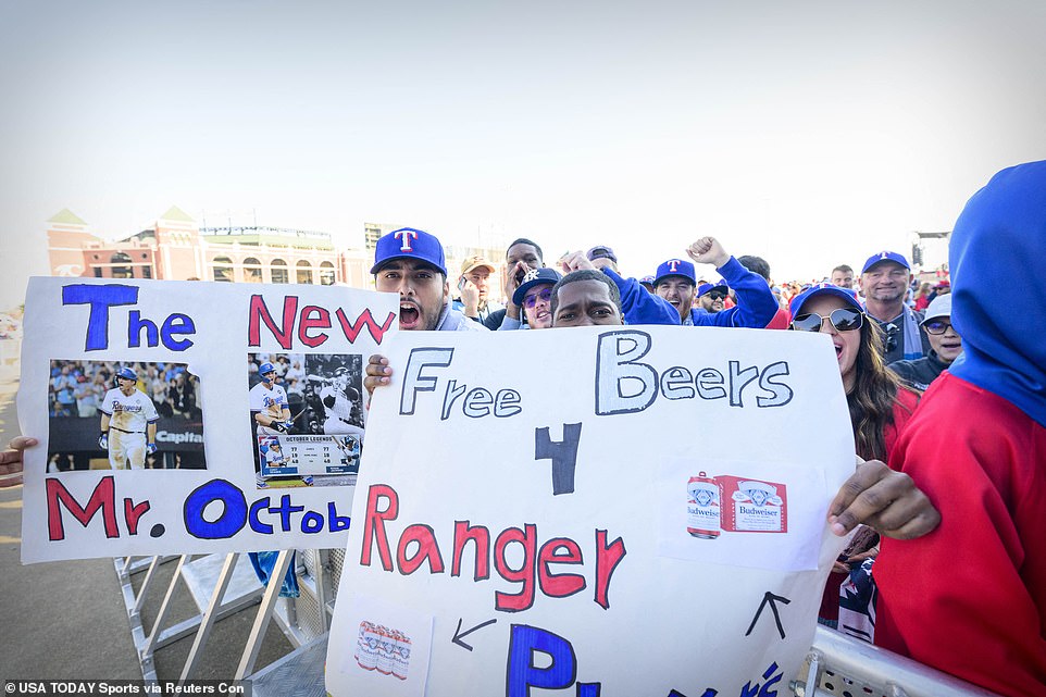 Mehrere Fans der Texas Rangers brachten Plakate zur Parade mit, auf denen sie zur Feier des Anlasses Gratisbier forderten